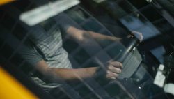 कैब में महिला भूल गई अपना फोन, ड्राइवर पर निकालने लगी भड़ास, मिला ये करार जवाब