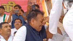 भाषण छोड़ मंच पर ही फफककर रो पड़े कांग्रेस उम्मीदवार, खूब वायरल हो रहा वीडियो