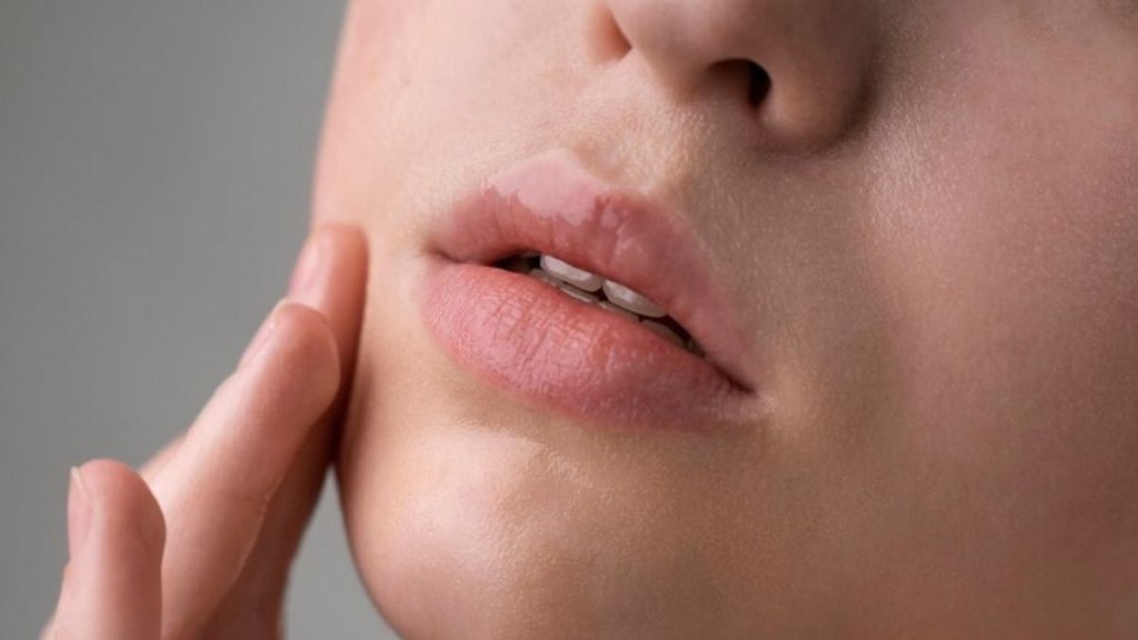 honey for lips, how to apply honey on lips, coconut oil on lips, ghee on lips, malai on lips, होठों को मुलायम कैसे रखें, होठों पर पपड़ी आना honey for lips, how to apply honey on lips, coconut oil on lips, ghee on lips, malai on lips, होठों को मुलायम कैसे रखें, होठों पर पपड़ी आना