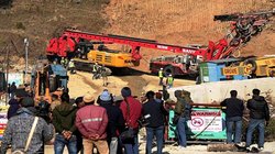 Uttarkashi Tunnel Rescue: सुरंग में फंसी ऑगर मशीन निकाली बाहर, 41 मजदूरों के रेस्क्यू के लिए अब होगी वर्टिकल ड्रिलिंग