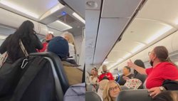 वाशरूम जाने से रोका तो यात्रियों के सामने ही पैंट उतारने लगी महिला, जहाज के अंदर बवाल का वीडियो वायरल