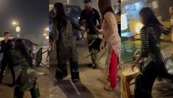 लड़कियों के बीच हुई मारपीट, चाय की दुकान बनी जंग का मैदान; वीडियो वायरल