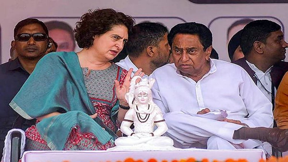 इंदौर की एक सभा में कांग्रेस नेता प्रियंका गांधी के साथ प्रदेश अध्यक्ष कमल नाथ। 