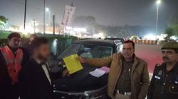 हूटर बजाकर उड़ाए नोट, वीडियो हुआ वायरल तो यूपी पुलिस ने काट दिया लाखों का चालान