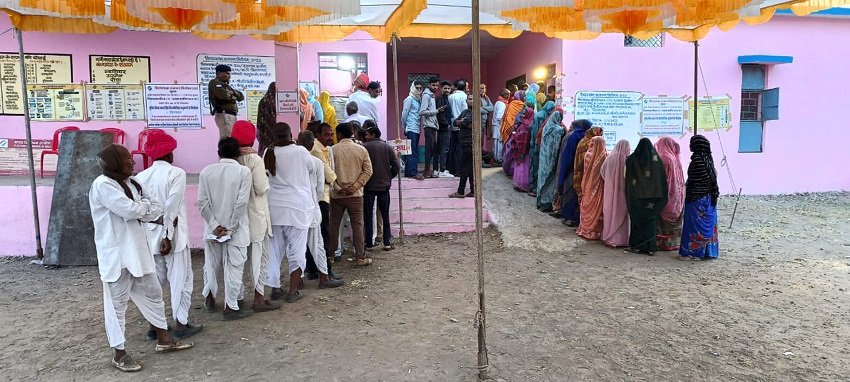 मध्य प्रदेश में आज मतदान हो रहा है। मध्य प्रदेश में 230 सीटों पर वोटिंग हो रही है है। मतदान केंद्र पर सुरक्षा के कड़े इंतजाम किये गये हैं। मध्य प्रदेश में शांतिपूर्ण मतदान सुनिश्चित करने के लिए चुनाव आयोग ने ढाई लाख से अधिक सुरक्षाकर्मी तैनात किए हैं। ऐसे में आइए जानते हैं कि राज्य में वोटिंग को लेकर क्या माहौल है।