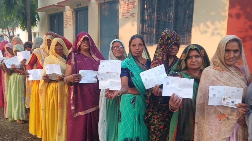 वहीं, महिलाओं के बीच भी मतदान को लेकर उत्साह देखने को मिला।