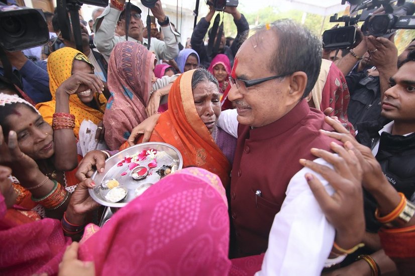 वहीं, सीएम शिवराज सिंह चौहान ने सीहोर जिले के जैत गांव में राज्य विधानसभा चुनाव के लिए वोट डालने के लिए रवाना होने से पहले समर्थकों का अभिवादन भी किया। वोटिंग के लिए जाने से पहले उनके समर्थकों ने उनका तिलक किया।