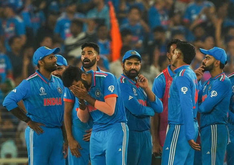 19 अक्टूबर को अहमदाबाद के नरेंद्र मोदी स्टेडियम में खेले आईसीसी विश्व कप के फिनाले को जीतकर ऑस्ट्रेलिया छठी बार विश्व चैंपियन बन गई। वहीं मैच में मिली हार के बाद भारतीय टीम के सभी खिलाड़ी काफी निराश नजर आए।
