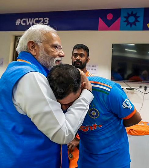 प्रधान मंत्री नरेंद्र मोदी जब स्टेडियम में क्रिकेटर्स के ड्रेसिंग रूम में पहुंचे तो मोहम्मद शमी उनके लगे लिपट कर इमोशनल होते नजर आए।