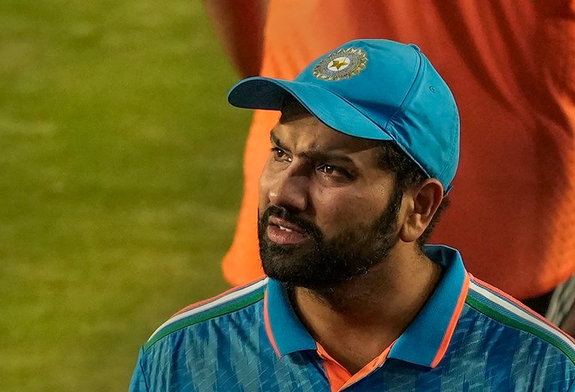 इस टूर्नामेंट में लगातार 10 जीत हासिल करने के बाद फाइनल में हार का सामना करना भारतीय खिलाड़ियों के लिए आसान नहीं है। हार के बाद भारतीय कप्तान रोहित शर्मा भी अपने आंसू नहीं रोक पाए।