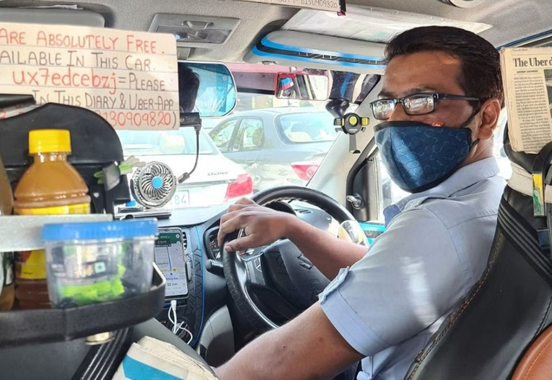 अगर आप जल्दबाजी में घर से कोई जरूरी सामान लेना भूल जाते हैं तो आप यहां से ले सकते हैं। अब्दुल इन सब चीजों के लिए कोई एक्स्ट्रा पैसे भी नहीं लेते हैं। ये सभी समान वह अपनी सवारियों को फ्री में देते हैं।