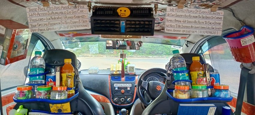 उन्होंने लिखा है कि हम लोगों को उनके कपड़ों से जज नहीं करते। यहां तक कि उन्होंने लोगों को एक दूसरे से विनम्र रहने का भी संदेश दिया है। समाज में लोगों को नेक काम करने का भी संदेश देते हैं वो। इसके साथ ही उन्होंने अपनी कैब में जरूरतमंदों के लिए डोनेशन बॉक्स भी लगा रखा है।(Photos Source: Uber)(यह भी पढ़ें: देश में धनतेरस और दिवाली की धूम, रोशनी से सजे बाजार)