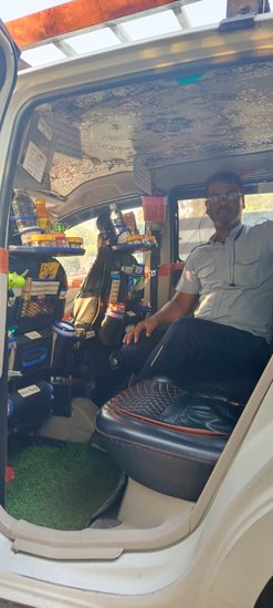 हम बात कर रहे हैं 48 साल के उबर ड्राइवर अब्दुल कादिर की। अब्दुल की कैब में कई खास फैसिलिटी मौजूद है। उनकी कैब में फर्स्ट एड किट से लेकर स्नैक्स-जूस जैसी कई तरह की चीजें उपलब्ध होती हैं।