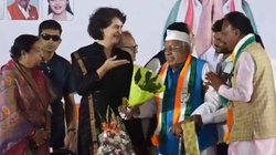 Viral Video: प्रियंका गांधी को कांग्रेस नेता ने दिया गुलदस्ता लेकिन नहीं था एक भी फूल, हैरान रह गईं कांग्रेस महासचिव