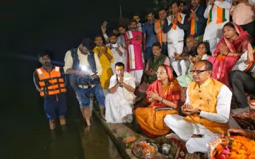 मुख्यमंत्री शिवराज सिंह चौहान परिवार के साथ सीहोर के जैत में वोटिंग करने पहुंचे थे। उन्होंने वोटिंग से एक दिन पहले बुधनी में पहुंचकर मां नर्मदा की पूजा-अर्चना की थी।