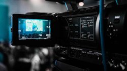 फेमस होने के लिए शख्स ने लोगों पर किया हमला, वीडियो देख भड़क उठे लोग