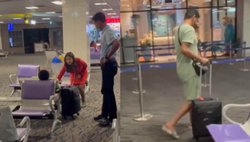 एयरपोर्ट पर ही सो गया यात्री, कर्मचारी जगाते-जगाते हुए परेशान; वीडियो देख खूब मजे ले रहे लोग