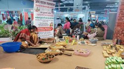 दिल्‍ली के अंतरराष्ट्रीय व्यापार मेले में पद्मश्री कलाकार कर रहे अपनी कला का सजीव प्रदर्शन