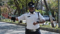 Traffic Police Hand Signals: ट्रैफिक पुलिस अधिकारी हाथों से करते हैं ये 10 इशारे, यहां जान लीजिए इनके मतलब सारे