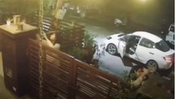 महंगी कार से आईं और गमले चुराकर चली गईं दो लड़कियां, CCTV वीडियो हो रहा वायरल