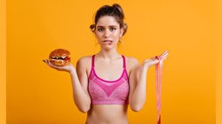 ‘आज फास्ट फूड खा लेते हैं, कल थोड़ी ज्यादा एक्सरसाइज कर लेंगे’ क्या आप भी सोचते हैं ऐसा? फिटनेस एक्सपर्ट से समझ लें कितना सही है ये तरीका