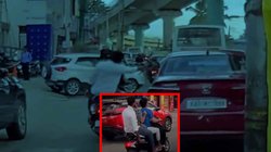 शराब के नशे में चलती कार का तोड़ दिया शीशा, पुलिस के सामने ही भड़क गई मां; देखिए वीडियो