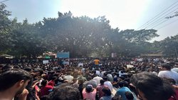BHU में गन प्वाइंट पर छात्रा के साथ छेड़खानी, उतारे कपड़े, विरोध में सड़क पर उतरे सैकड़ों छात्र, बढ़ सकता है बवाल