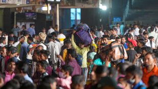 New Delhi Railway Station witnesses massive crowd ahead of Chhath Puja