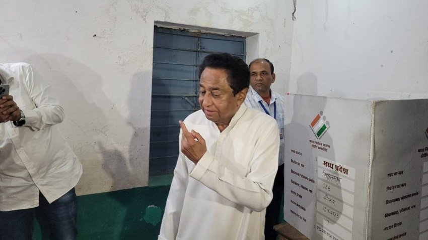 मध्य प्रदेश के पूर्व मुख्यमंत्री और प्रदेश कांग्रेस अध्यक्ष कमलनाथ ने भी अपना वोट डाल दिया है। वोटिंग से एक दिन पहले कमलनाथ पूरे परिवार के साथ सिमरिया के हनुमान मंदिर पहुंचे थे। वोट डालने के बाद उन्होंने बताया, 