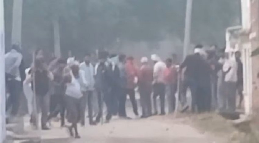 वहीं, मध्य प्रदेश में मुरैना के दिमनी में वोटिंग के दौरान मतदान केंद्र पर पथराव और गोलीबारी हुई है। यहां दो पक्षों में टकराव होने की जानकारी मिली है। घटना के बाद सेंटर पर हंगामा मचा हुआ है, जिसके बाद बूथ पर सुरक्षा बढ़ा दी गई है।