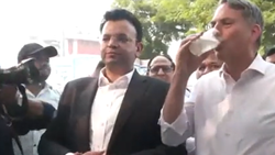 ठेले से खरीदकर पिया नींबू पानी, साथी ने UPI के जरिए दिए पैसे तो भौचक्के रह गए ऑस्ट्रेलियाई डिप्टी PM, बोले- WOW