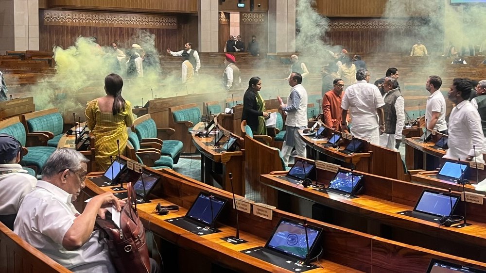 संसद की सुरक्षा व्यवस्था में भारी चूक - Smoke bomb attack in Parliament (14 December 2023)