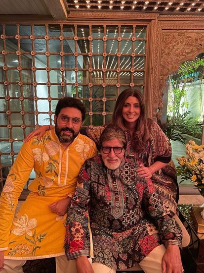 amitabh bachchan family whatsApp group