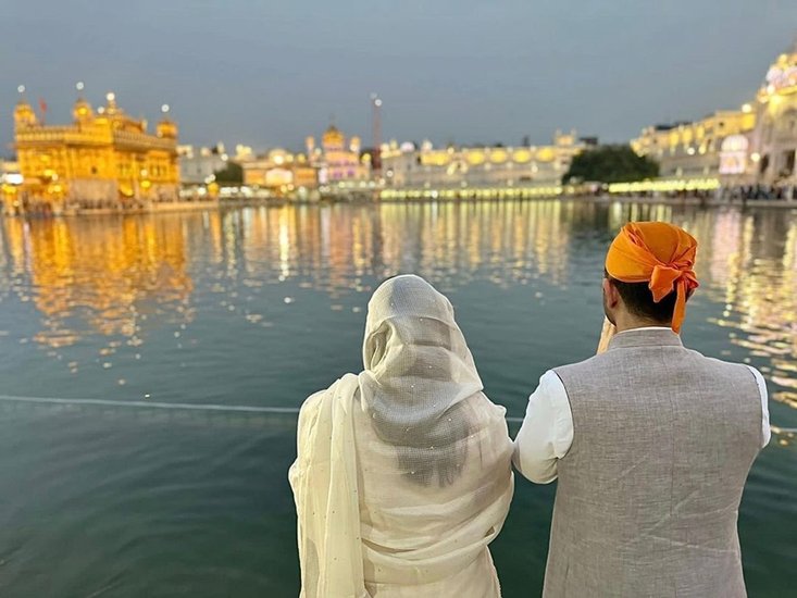 Parineeti Chopra along with her fiancé raghav chadha seeks blessings at the Golden Temple