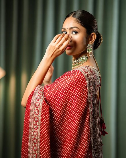 mrunal thakur age