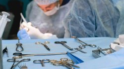 गले में अटक गया खाना, निकालने के लिए महिला ने टूथब्रश का किया इस्तेमाल; पहुंच गई अस्पताल