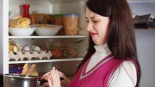 avoid keeping these foods in refrigerator, dont keep garlic onion in fridge,इन फूड्स को फ्रिज में रखने पर बन जाते हैं जहर