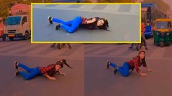 सड़क पर लेटकर डांस करती रही लड़की, रुका रहा ट्रैफिक; वीडियो वायरल