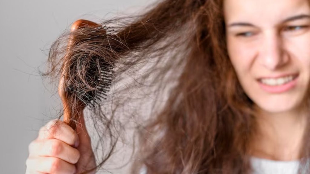,home made hair oil,coconut oil mixed for hair fall,coconut oil for hair fall,hair fall solution, how to stop hair fall, हेयर फॉल से कैसे बचाव करें