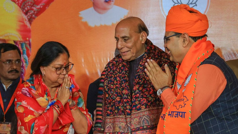 मुख्यमंत्री के नाम की घोषणा के बाद राजनाथ सिंह के साथ वसुंधरा राजे और भजनलाल शर्मा (फोटो : पीटीआई)