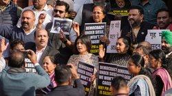लोकसभा में सोनिया – राहुल सहित कांग्रेस के 11 सांसद शेष, इंडिया गठबंधन MPs की संख्या 43