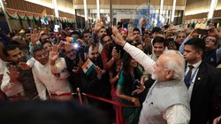 COP28 Summit: कॉप-28 में शामिल होने दुबई पहुंचे PM मोदी, एयरपोर्ट के तिरंगे के साथ लोगों ने लगाए भारत माता की जय के नारे