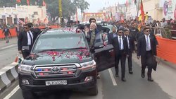 PM Modi in Ayodhya: पीएम नरेंद्र मोदी अयोध्या पहुंचे, रामनगरी में रोड-शो के साथ की अपने कार्यक्रम की शुरुआत