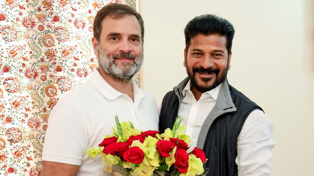 Revanth Reddy Next Telangana CM: राहुल गांधी के साथ तेलंगाना कांग्रेस के नए मुख्यमंत्री बनने वाले रेवंत रेड्डी (ANI)
