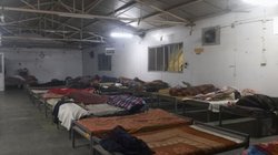 दिल्ली के शेल्टर होम्स में अभी भी बाढ़ का असर, कड़ाके की सर्दी में कीचड़ से सने कंबल-गद्दों पर रात गुजार रहे लोग