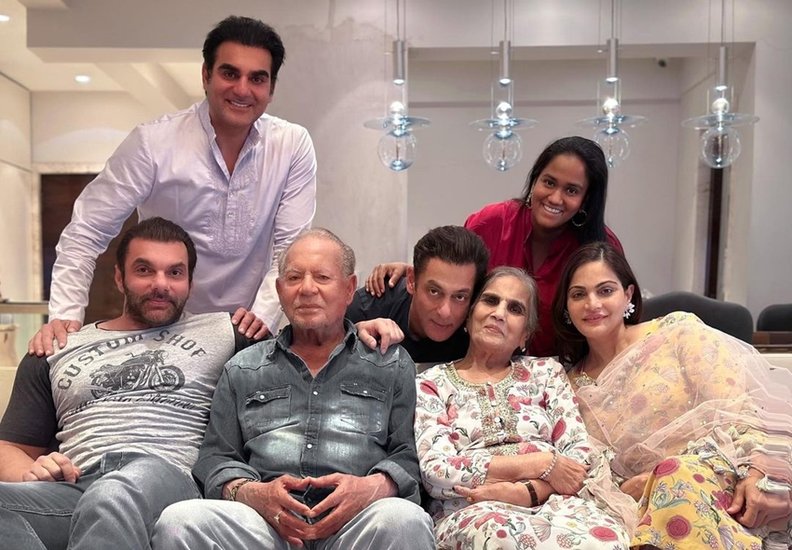 सलमान खान करोड़ों की संपत्ति होने के वावजूद बहुत सिम्पल लाइफ स्टाइल जीना पसंद करते है। वह अपने पूरे परिवार के साथ मुंबई के बांद्रा में गैलेक्सी अपार्टमेंट में रहते हैं।