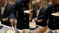 शादी में खाने के लिए रोटी सेंकते दिखे मेहमान, वीडियो हुआ वायरल; लोग बोले- बर्तन भी धुलवा लेते