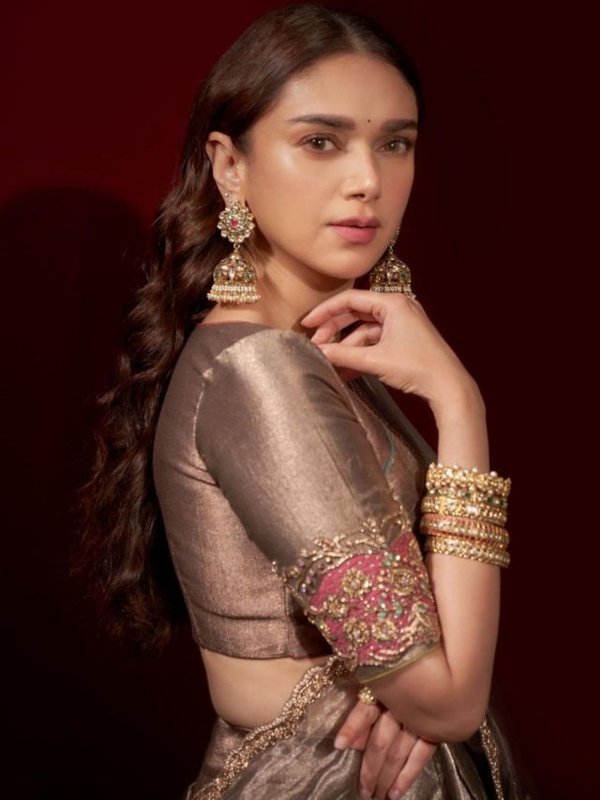 Aditi Rao Hydari in royal look (7)