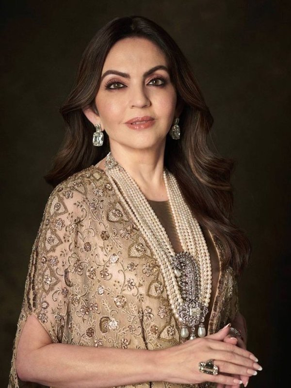 NITA AMBANI DRINK COSTLY WATER