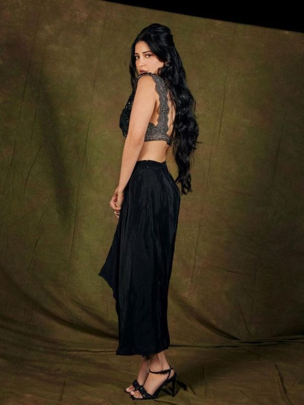 Shruti Haasan Loves Black Colour